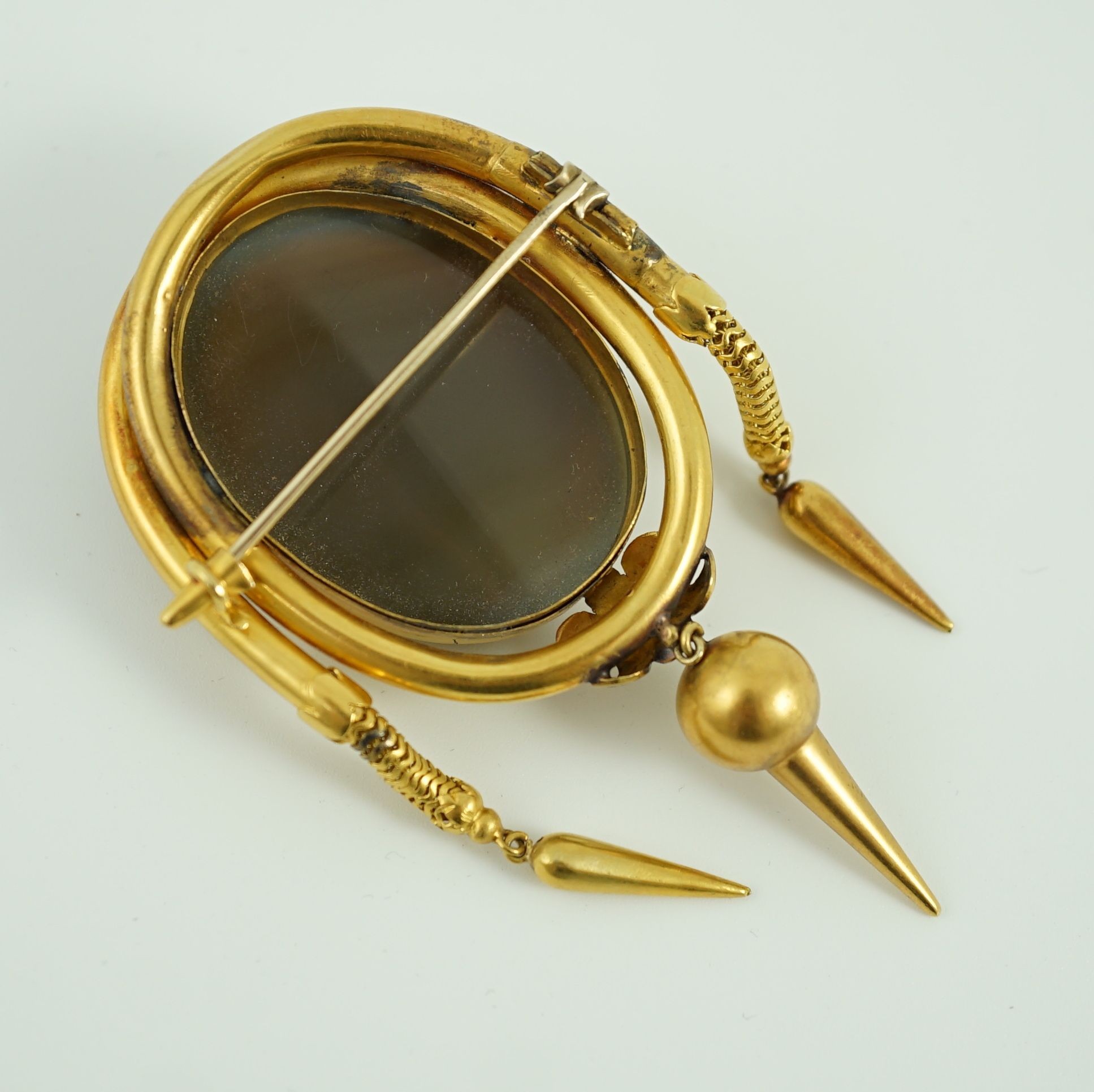 A Victorian gold and cameo agate set oval drop tassel brooch